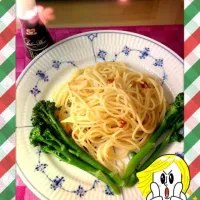 "spaghetti aglio olio e peperoncino"ペペロンチーノwithスティックブロッコリーにバジルスプレーかけました！|みどりさん