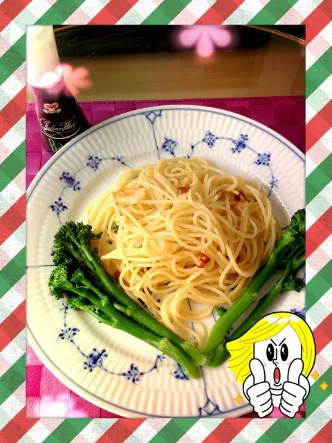 "spaghetti aglio olio e peperoncino"ペペロンチーノwithスティックブロッコリーにバジルスプレーかけました！|みどりさん