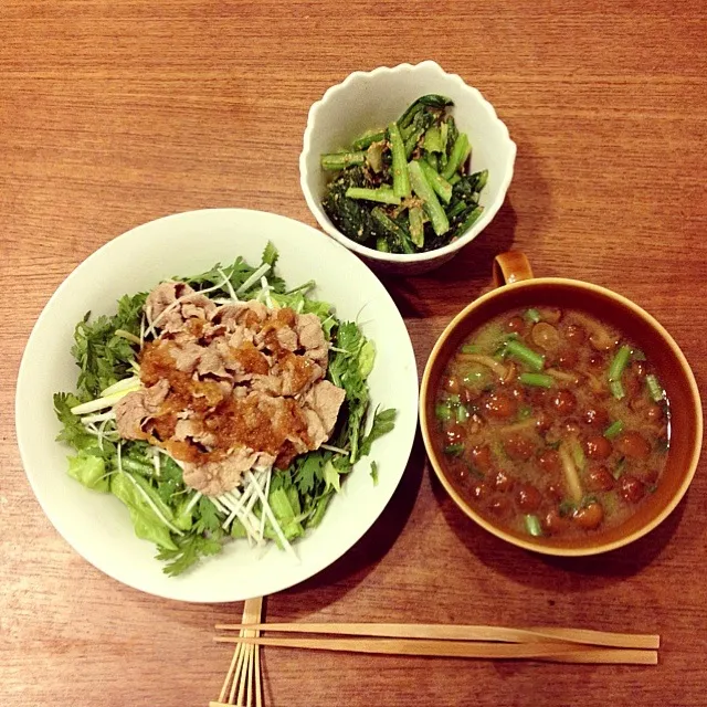 Snapdishの料理写真:夕飯。小松菜のゴマ和え、なめことネギのお味噌汁、牛しゃぶと春菊と葱のサラダ|カヨさん