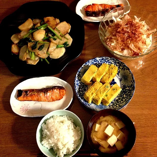 カブのバター醤油炒め、焼鮭、出し巻き卵、サラダたまねぎのおかか和え、油揚げと豆腐のお味噌汁|みなさん