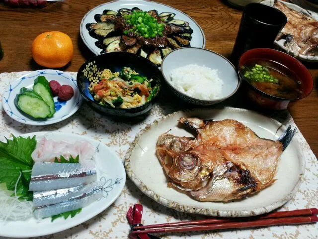 晩御飯(金目鯛のひらき、お刺身、味噌汁、焼きなすの玉子味噌、菜の花と蟹かまのいり玉子)|シェリリンさん