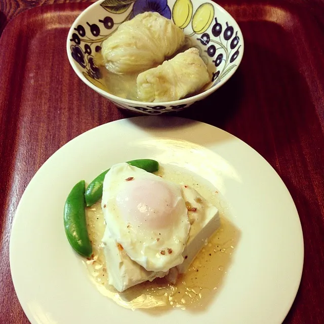 3/4晩御飯  ロールキャベツ  豆腐とインゲンと卵のホットサラダ  ＊ポーチドエッグのはずが見た感じ目玉焼き＊|yukiyamasakiさん