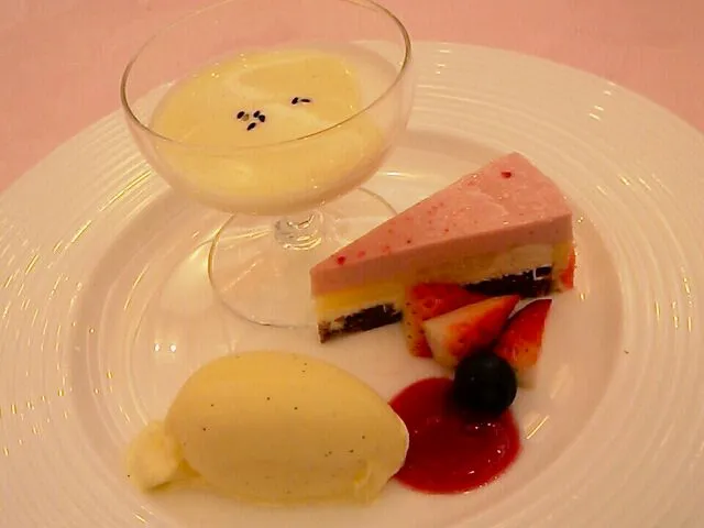 胡麻のブラマンジェとフランボワーズムースバニラアイスクリームを添えて|腹ペコちゃん♡：)さん