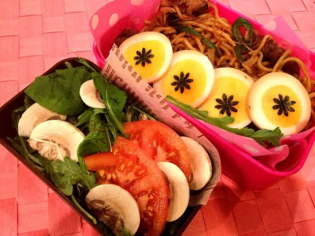 Yakisoba bento with eggs , tomato and mushroom salads 焼きそば弁当煮卵添え、マッシュルームとトマトのサラダ|heemさん