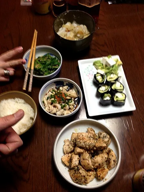 鳥胸肉のレモンバターソテー 鳥皮ポン酢 ほうれん草の茎 山芋と大根下ろしのなめたけ？飯にかける！|きよながさん