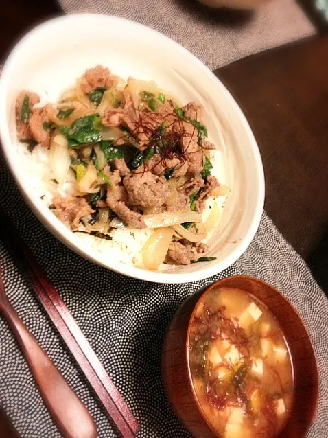 塩麹牛丼、海苔の味噌汁。|晴雨さん