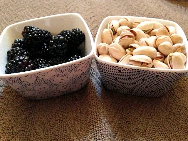 Pistachios and Blackberries|rosieさん