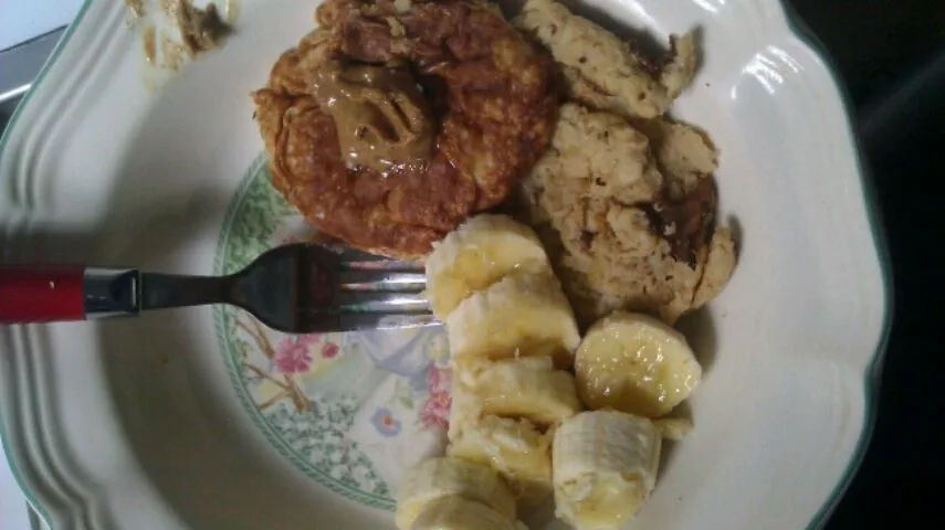 Snapdishの料理写真:protein pancakes, banana  and grapefruit|staphanyさん