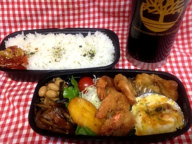 Snapdishの料理写真:3/5長男用エビフライとマカロニグラタン弁当|yoshimiさん