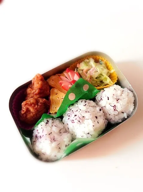 大きめ丸おにぎり弁当😄|くろさん