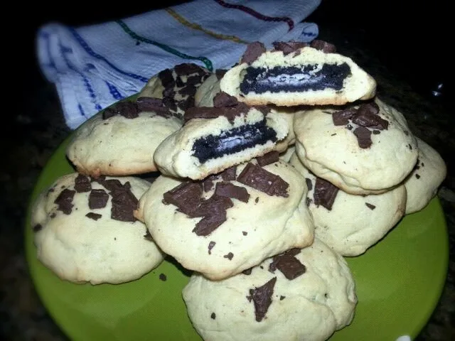 Snapdishの料理写真:chocochip cookies filled with oreo's|Daniel Olléさん