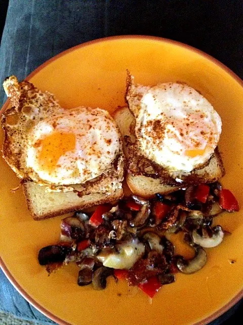 Eggs on gluten free toast with sautéed baby Bella's peppers and red onions|amyさん