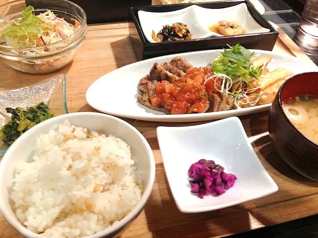 豚のグリル 一汁三菜定食|ゆかたろさん