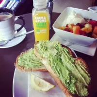 My fave! Avo on toast and a large soy latte for breakfast|Mayuさん