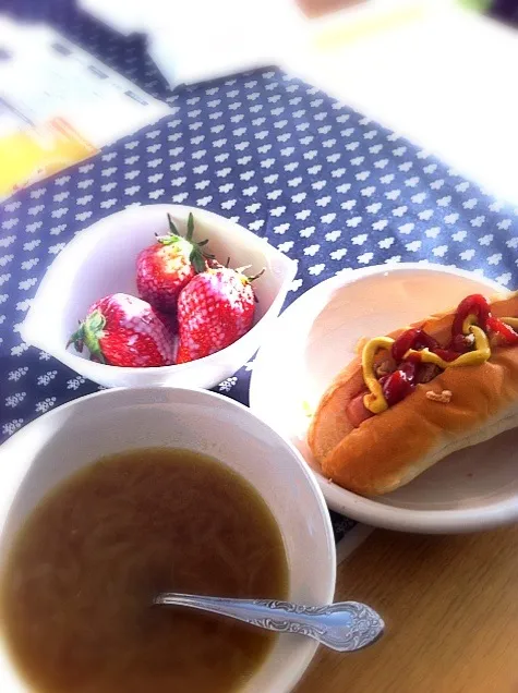 Snapdishの料理写真:onion soup & hotdog|児玉さん