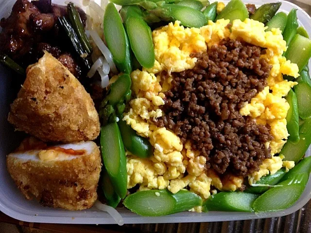 そぼろご飯、鳥肉のピザ風包みあげ、ニンニクの芽の炒め物|ぱんちゃんさん