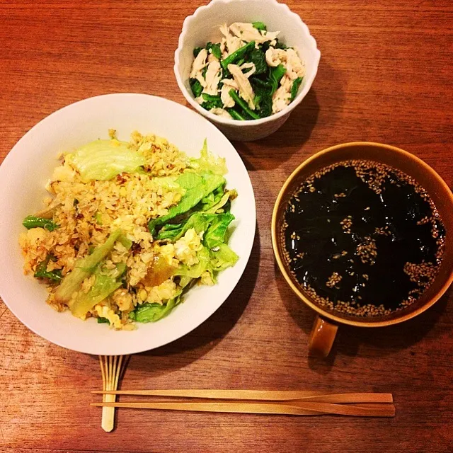 夕飯。レタスとじゃこの炒飯、ワカメスープ、菜の花とささみのわさび和え|カヨさん