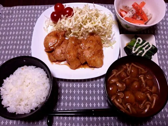 130305 今日のゆうめし　鶏胸肉の生姜焼き、れんこんのマリネ、おひたし、なめこ汁|EUREKAさん