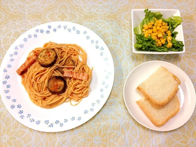 茄子とベーコンのトマトパスタ、フォカッチャ風食パン、サラダ|ゆりさん