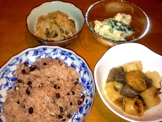 お赤飯 . カリフラワーときゅうりのツナサラダ . 煮物 . 蓮根と鶏胸肉の塩麹入り炒め|なるなるさん