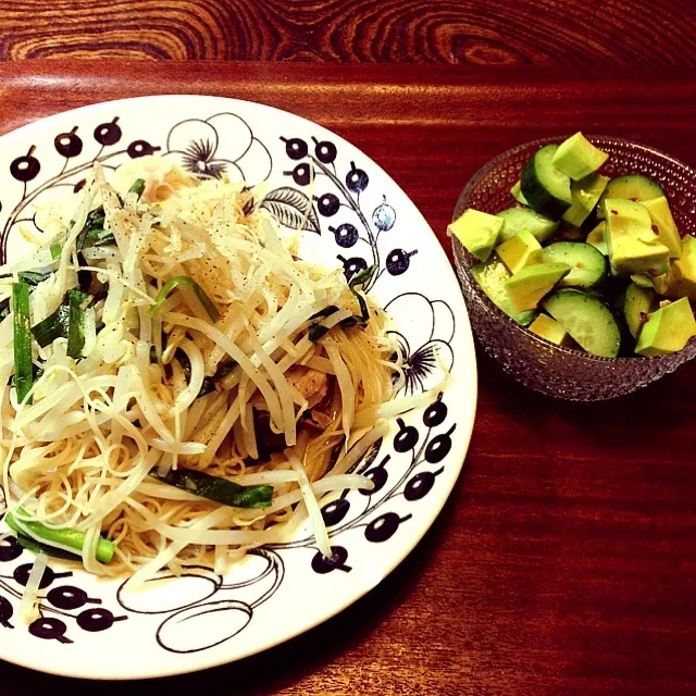 3/5晩御飯  もやしとニラと豚肉のビーフン  キュウリとアボカドのサラダ  ＊５分で完成。ケンミンサイコー＊|yukiyamasakiさん