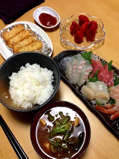 お刺身、ハッシュドポテト、ご飯、味噌汁、いちご|ヌーちゃんさん