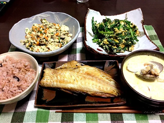 Snapdishの料理写真:炒り豆腐、ニラ玉、赤魚の焼き物、赤飯、クラムチャウダー|XLH883さん