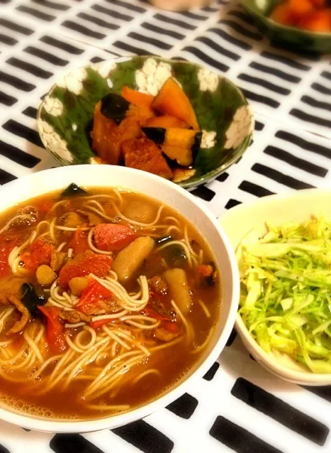 トマトカレーにゅうめん🍀かぼちゃの煮物🍀キャベツサラダ|mochaさん