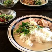 Snapdishの料理写真:鳥肉ナンプラーご飯、トマトと香味野菜たっぷりサラダ。|永山食堂さん