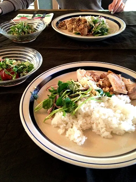 鳥肉ナンプラーご飯、トマトと香味野菜たっぷりサラダ。|永山食堂さん