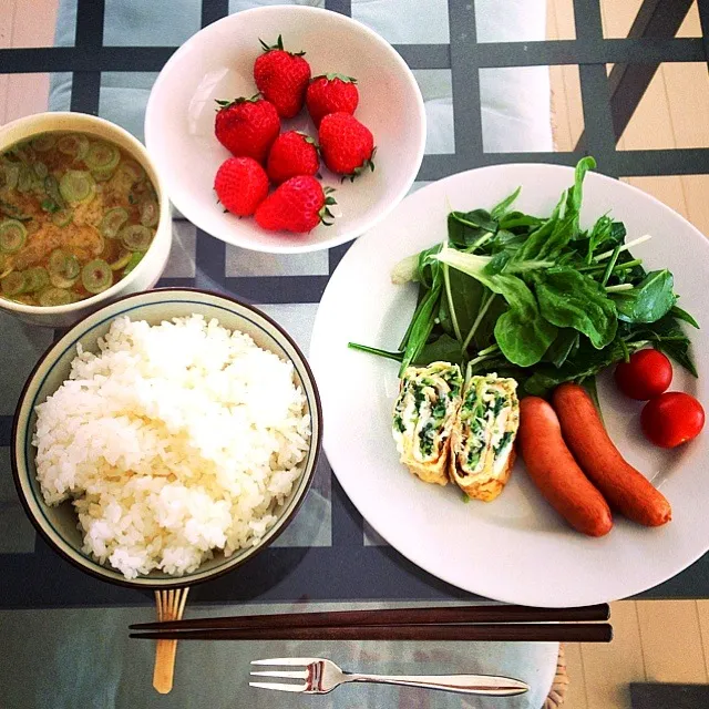 夫用朝ごはん。ご飯、お味噌汁、サラダ、卵焼き、ウインナー、いちご|カヨさん