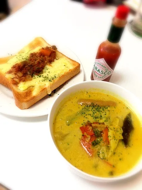 カレーの残りと母のミートソースで作ったチーズトースト|友里さん