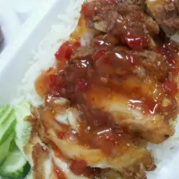 Snapdishの料理写真:ข้าวมันไก่ทอด|Tumtuiwaさん