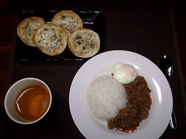 ドライカレーと餃子の皮でパリパリおつまみ|きなこさん