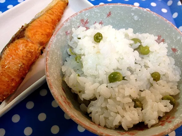 焼き鮭と、豆ご飯|みきんこさん