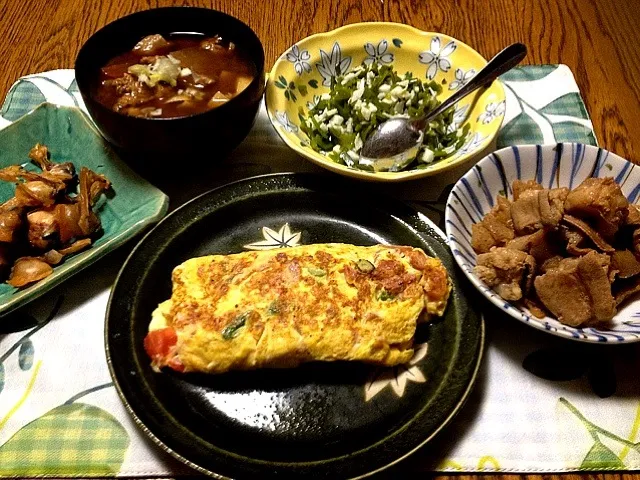 豚汁・めかぶと山芋・モツ味噌煮・野菜入りオムレツ・干しあさりをあぶったの|美也子さん