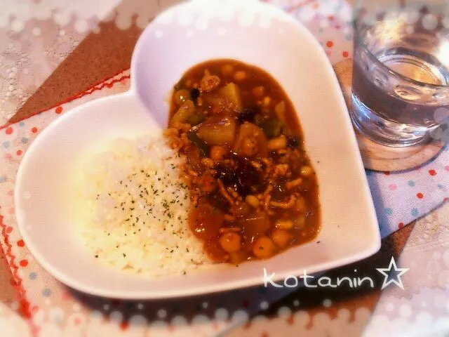 Snapdishの料理写真:今日はビーンズ豆ひき肉、野菜たっぷりヘルシーカレー(*^^*)|コタニンさん