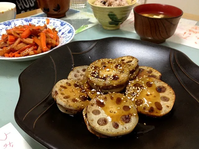 Snapdishの料理写真:レンコンのはさみ焼きとニンジンのシリシリ|cherokeeさん