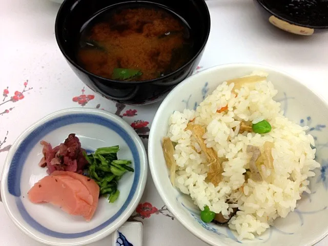 カニかやくご飯と赤出汁|しょうさん