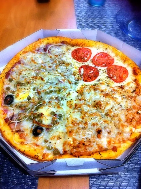 Hj é dia de Pizza!!!! 4 estações ....portuguesa-Calabreza-mussarela -frango com catupiry!!!!|lucia inoueさん