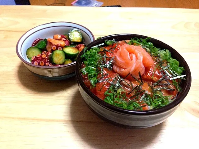 Snapdishの料理写真:サーモン丼とタコキムチ|あやかさん