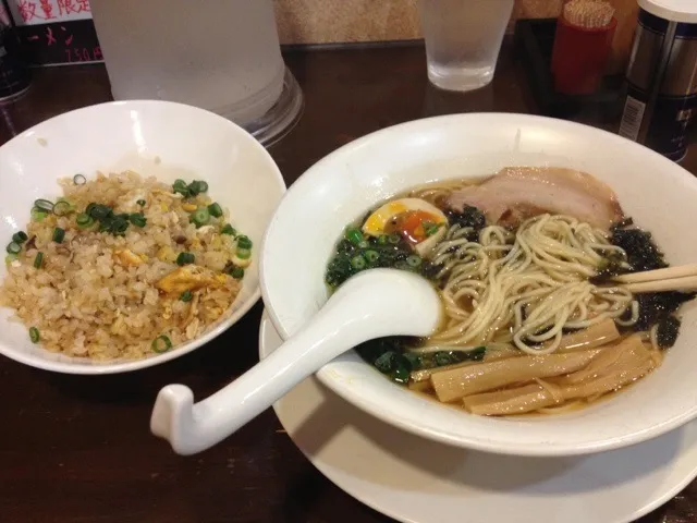 麺王道勝 羅臼昆布醤油ラーメンと半炒飯|ままゆこさん