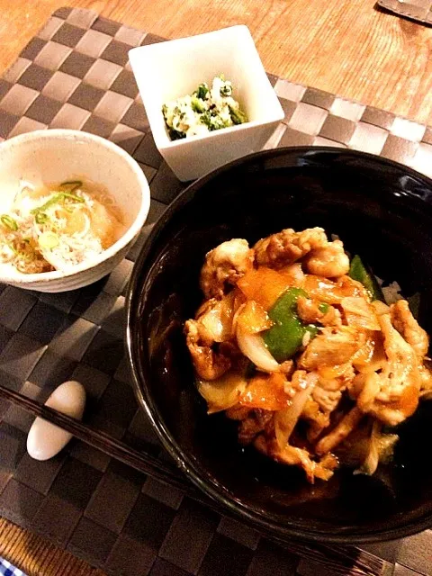 Snapdishの料理写真:風邪引き旦那向けに、ニンニクと野菜たっぷり生姜焼き丼、菜の花の白和え、しらす下ろし🍀|まみりんごさん