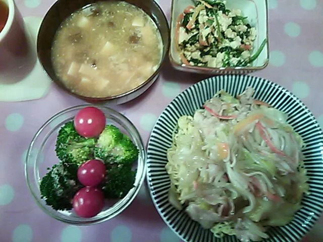 Snapdishの料理写真:ほうれん草白和え要りゴマ&八宝菜風あんかけ焼そば&なめこ味噌汁&サラダ|クラキティさん