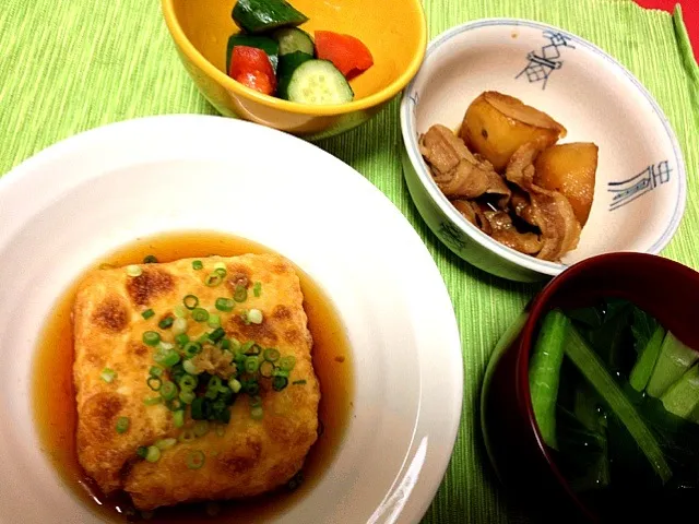 肉じゃが、揚げ出し豆腐、きゅうりとトマトの和え物、お吸い物|namchopさん