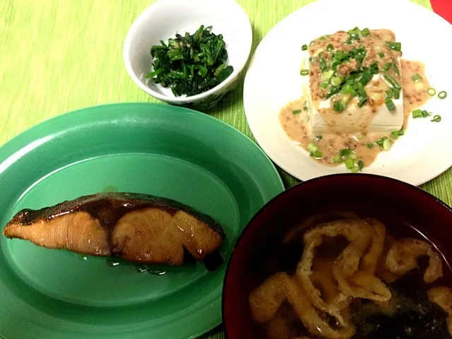 Snapdishの料理写真:ぶりの照り焼き、温豆腐ゴマソース、ほうれん草のお浸し、お揚げのお味噌汁|namchopさん