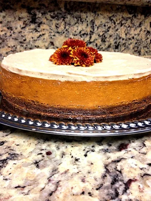 Pumpkin cheese cake with a ginger spiced crust and a pumpkin spice cream cheese frosting|Diana Jezさん