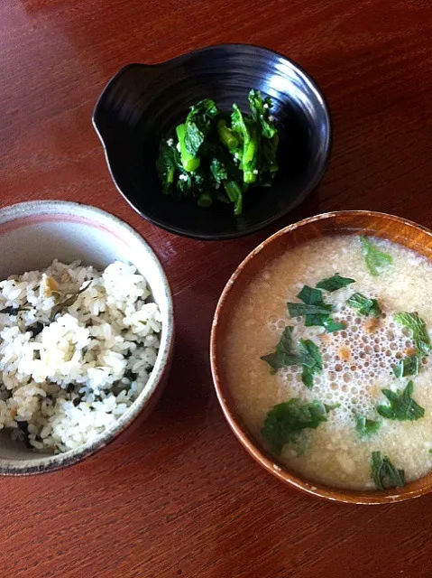 Snapdishの料理写真:わかめと生姜ごはん、納豆粕汁、菜の花塩糀おひたし|machinさん