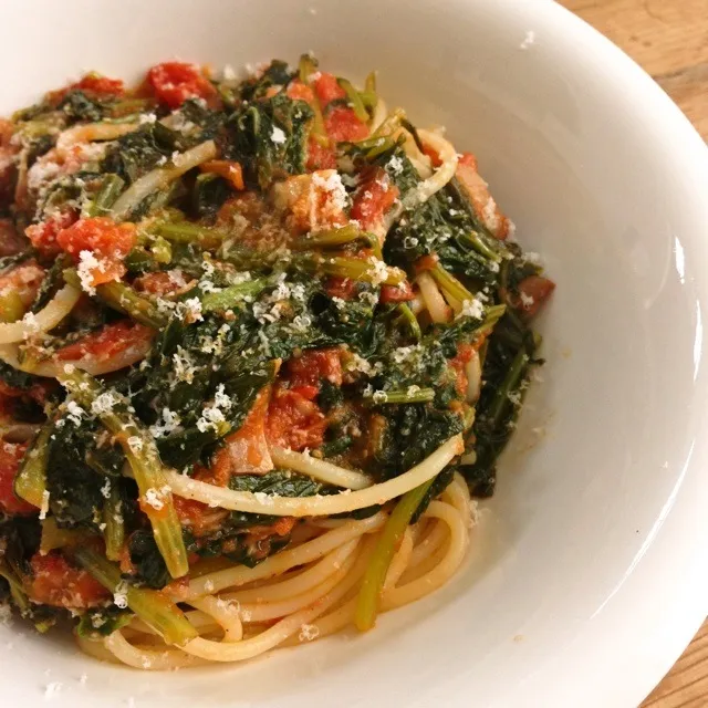 ベーコンと大根菜とフレッシュトマトのパスタ。冷蔵庫の残りもので|eataruさん