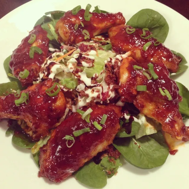 Bacon Chipotle BBQ Wings and a Spinach/Iceberg salad.|Brian Churchillさん